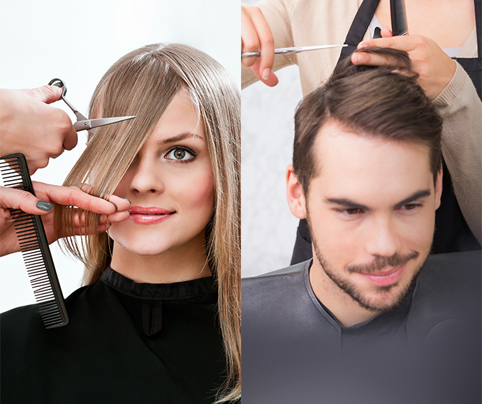 Le Coiffeur Sépare Les Mèches De Cheveux Avec Un Peigne Sur La Tête Des  Clients Et Les Coupe