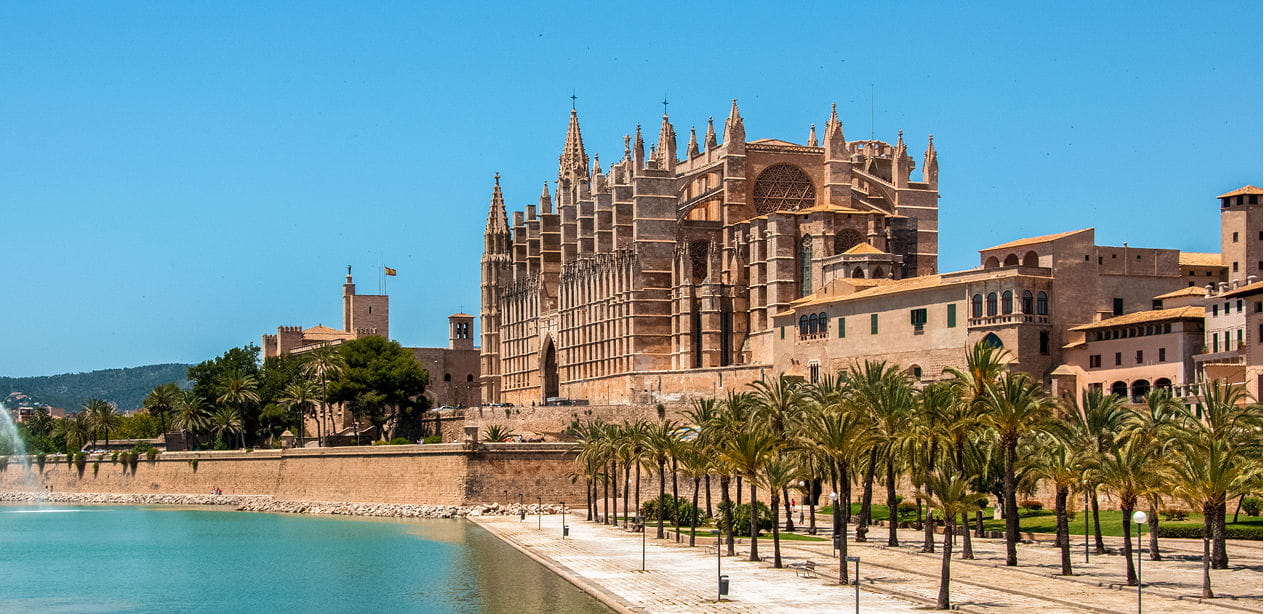 Panoramic view of Mallorca Cathedral (La Seu) overlooking the waterfront in Palma, Spain.