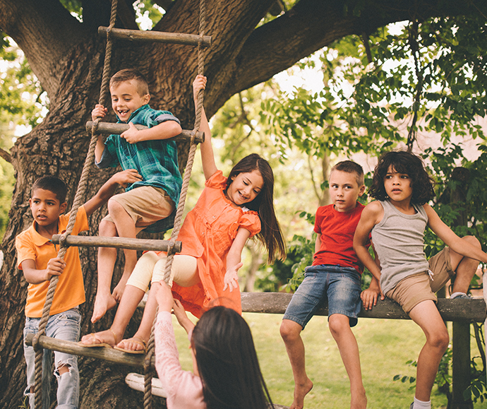 Playing In Nature Really Does Keep Kids Happier - MONAT GLOBAL