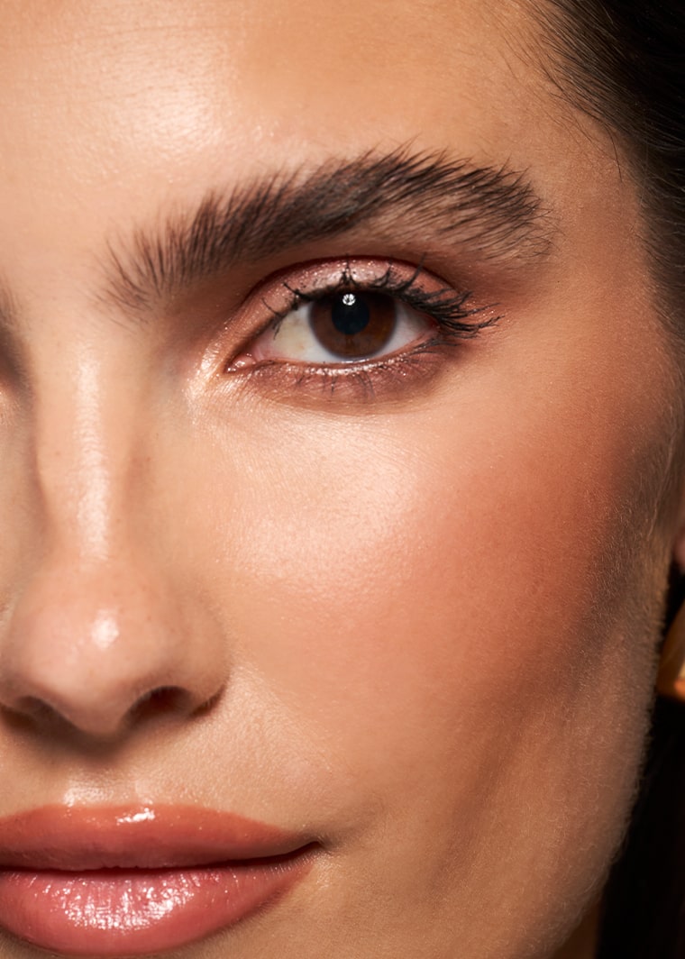 Close-up of a model's face with a subtle makeup MONAT Glam essentials eyeshadow palette