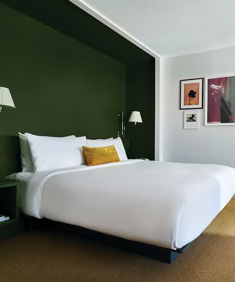 picture of a beautiful and luxurious hotel room